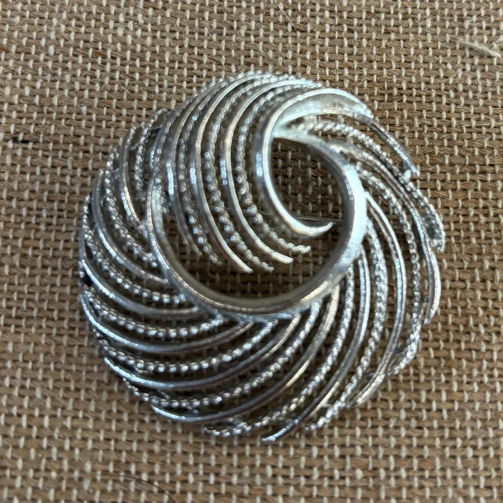 LISNER Modernistic Swirl Brooch